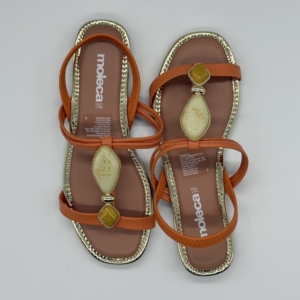 Sandalias Rasteiras Moleca 5435.560 Naranja con Pedrería y Ribete Dorado