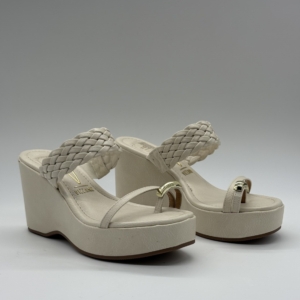 Sandalias de Plataforma Vizzano 6575.102  Crema con Tira Trenzada y Puntera de Dedo Dorada
