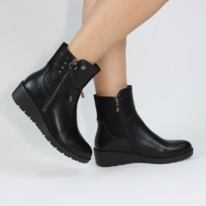 Botín Urbano para mujer Time Chopper KX992-H1135– Negro Total con Cuña Confort, Cierre Diagonal y Textura Croco